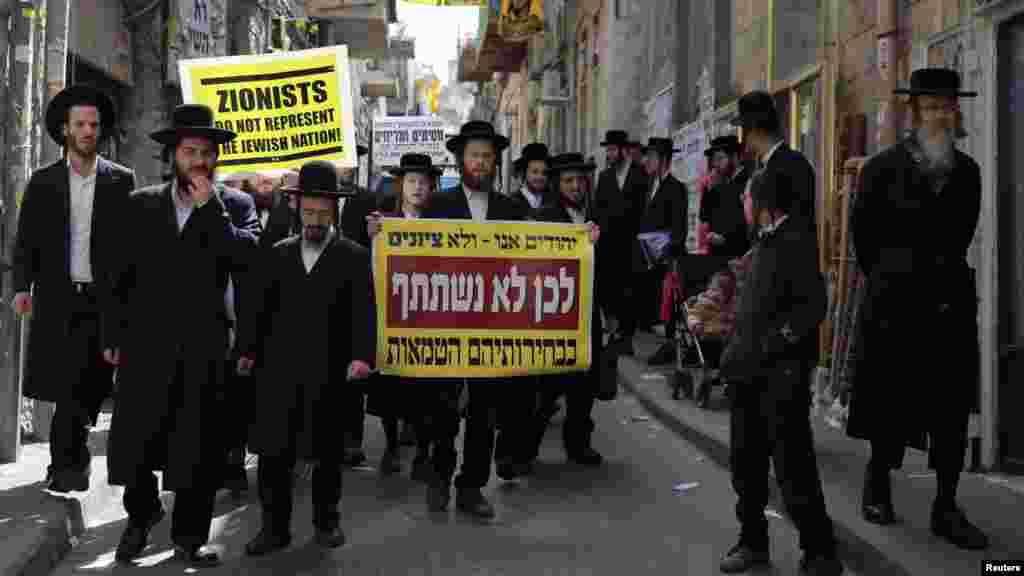 Les membres de Neturei Karta, une frange du mouvement juif ultra-orthodoxe au sein du bloc anti-sioniste, prennent part à une manifestation contre les élections parlementaires en Israël à Jérusalem, le 17 mars 2015.