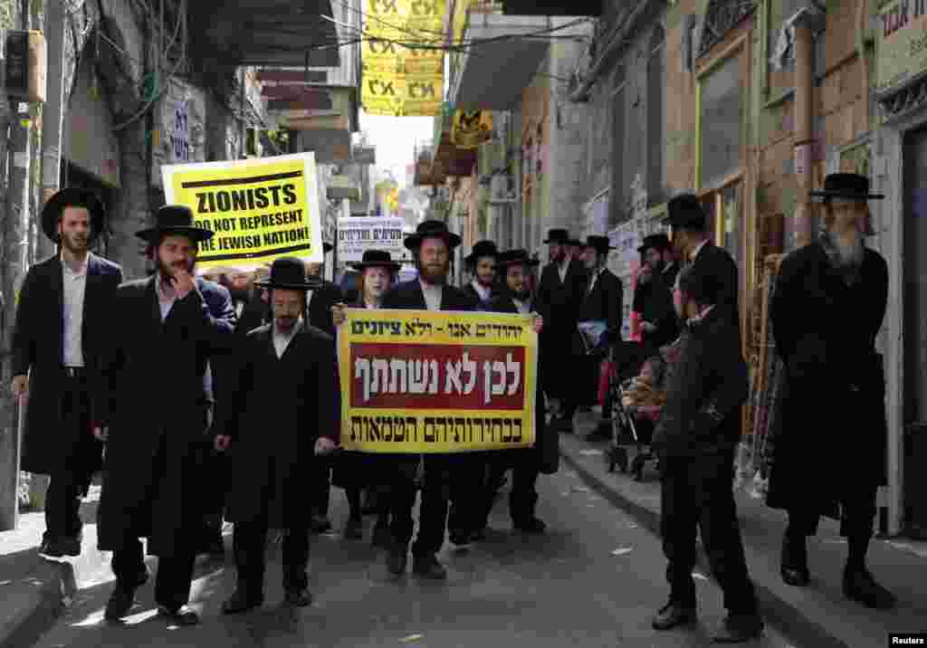 Members of Neturei Karta, a fringe Jewish Ultra-Orthodox movement within the anti-Zionist bloc, take part in a protest against Israel&#39;s parliamentary elections in Jerusalem, March 17, 2015.