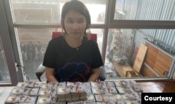 သိမ္းဆည္းေငြမ်ားႏွင့္အတူ ဖမ္းဆီးခံရသူ။ (ဓာတ္ပံု - ထုိင္းႏုိင္ငံမူးယစ္ေဆး၀ါး ထိန္းခ်ဳပ္ေရးအဖဲြ႔ - ႏိုဝင္ဘာ ၂၆၊ ၂၀၂၀)