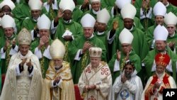 Des évêques catholiques lors de l'ouverture du Synode des évêques de la Place Saint-Pierre, au Vatican 7 octobre 2012.