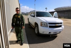 U.S. Border Patrol Agent Saul Rocha monitors the wall at California’s Border Field State Park. (R. Taylor/VOA)