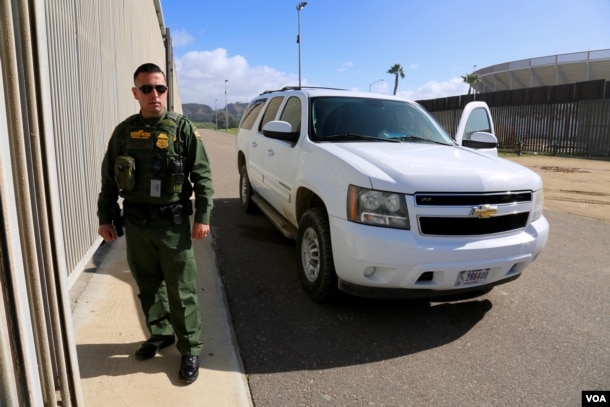 U.S. Border Patrol Agent Saul Rocha monitors the wall at California’s Border Field State Park. (R. Taylor/VOA)