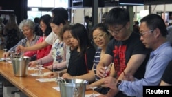 2018年2月3日华人游客在位于澳大利亚悉尼北部猎人谷的 McGuigan 酿酒厂品尝葡萄酒。台湾护照的免签国数量远远多于中国护照。