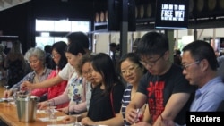 2018年2月3日华人游客在位于澳大利亚悉尼北部猎人谷的 McGuigan 酿酒厂品尝葡萄酒。