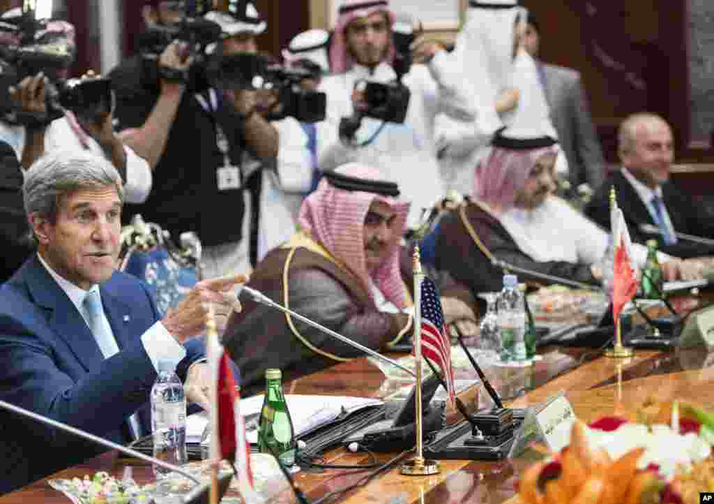 Menteri Luar Negeri John Kerry berbicara pada hadirin sebelum sebuah rapat dengan pemimpin wilayah Teluk Arab di Jeddah, Arab Saudi (11/9).&nbsp;(AP/Brendan Smialowski)