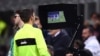 L'arbitre Gianluca Rocchi regarde l'écran du système d'assistant vidéo assistant (VAR) lors d'un match entre l'Inter de Milan et la Lazio à Milan, le 30 décembre 2017.