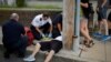 Des ambulanciers réaniment un homme de 32 ans qui a été retrouvé sans réaction après une surdose d'opioïdes sur un trottoir à Everett, Massachusetts, dans la banlieue de Boston, aux États-Unis, le 23 août 2017. 