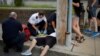 Des ambulanciers réaniment un homme de 32 ans qui a été retrouvé sans réaction après une surdose d'opioïdes sur un trottoir à Everett, Massachusetts, dans la banlieue de Boston, aux États-Unis, le 23 août 2017. 