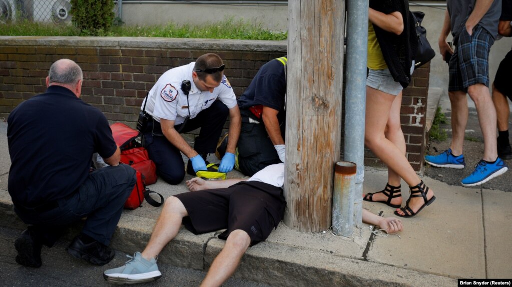 资料照片：美国波士顿郊区一名用药过量的男子正在接受抢救（2017年8月23日）(photo:VOA)