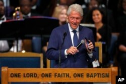 El expresidente Bill Clinton habló durante el servicio recordarlo de Aretha Franklin en Detroit, Michigan, el viernes, 31 de agosto de 2018.