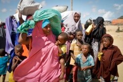 FILE - Somalis flee from drought in the Lower and Middle Shabelle regions of the country as they reach a makeshift camp for displaced persons in the Daynile neighborhood on the outskirts of the capital Mogadishu, May 18, 2019.