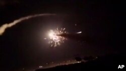 Serangan misil Israel menyasar target-target militer Iran di Damaskus, Suriah (foto: dok). 