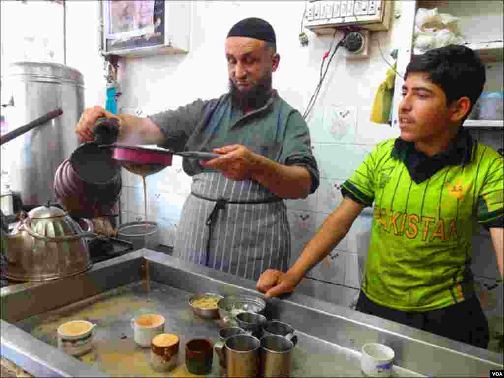 کی چائے کے نام پاکستان کی قومی کرکٹ ٹیم کے کھلاڑیوں کے ناموں پر ہونے سے ورلڈ کپ کیفے ہوٹل کا چائے مینو کرکٹ دیوانوں کیلئے ایک نئی دلچسپی کا باعث بنا ہواہے 