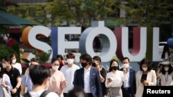 Pemudik memakai masker untuk menghindari tertular COVID-19 berjalan di zebra cross di Seoul, Korea Selatan, 24 September 2021. (Foto: Reuters)