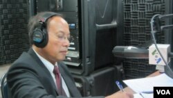 2012年，柬埔寨政府發言人在美國之音金邊播音室接受採訪。（資料照片）