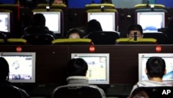 中国网民在网吧上网。