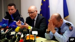 Marseille prosecutor Brice Robin (C) with Gen. David Galtier (R) holds a press conference in Marseille, southern France, March 26, 2015.