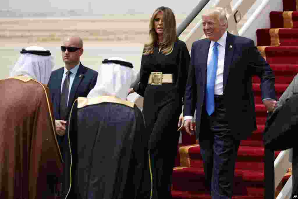 Le président Donald Trump et la première dame américaine, Melania Trump, accueillis au pied de l&rsquo;avion, à l&rsquo;aéroport international roi Khalid, Ryad 20 mai 2017.