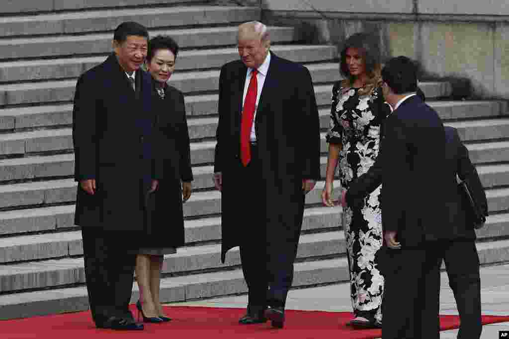 O Presidente chinês, Xi Jinping, a primeira-dama&nbsp;Peng Liyuan, o Presidente americano, Donald Trump e a primeira-dama Melania Trump chegam ao Grande Salão do Povo em Pequim para uma cerimónia. 9 de Novembro, 2017