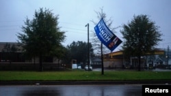 Un panneau de campagne électorale se trouve dans un arbre alors que l'ouragan Zeta balaie la Nouvelle-Orléans, Louisiane, États-Unis, le 28 octobre 2020.