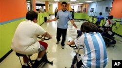 푸에르토리코의 한 병원에서 물리치료사가 어린 환자들의 운동을 돕고 있다. (자료사진)