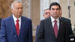 Prezidentlar Islom Karimov, Qurbonguli Berdimuhammedov Mustaqil davlatlar hamdo'stligining 2014-yil, oktabr oyida Belarusda o'tgan sammitida.