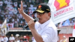 Indonesian presidential candidate Prabowo Subianto delivers a speech during a campaign rally in Makassar, Sulawesi island, June 17, 2014.