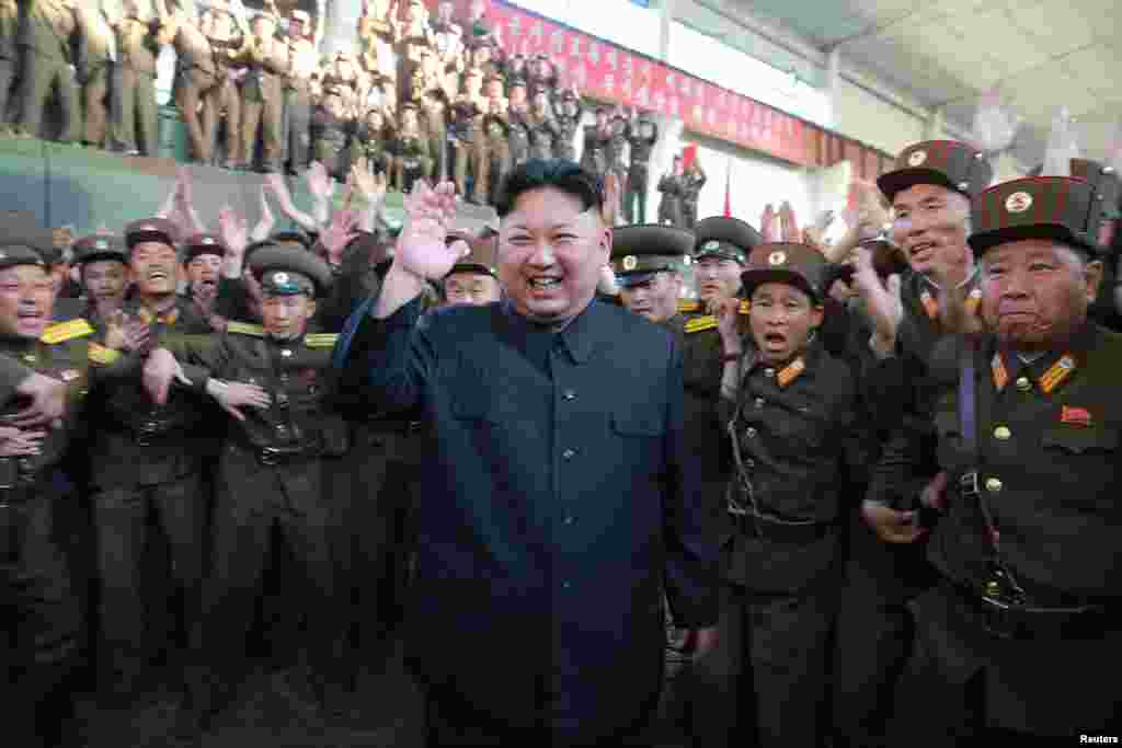 김정은 북한 국무위원장이 지난 14일 새로 개발한 지대지 중장거리 전략 탄도미사일 &#39;화성-12&#39;의 시험발사에 참관했다고 조선중앙통신이 15일 전했다. 김정은 국무위원장이 미사일 발사 부대 군인들에 둘러싸여있다.