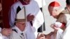 Líder católico recebendo anel papal