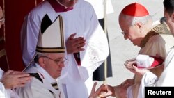 Líder católico recebendo anel papal