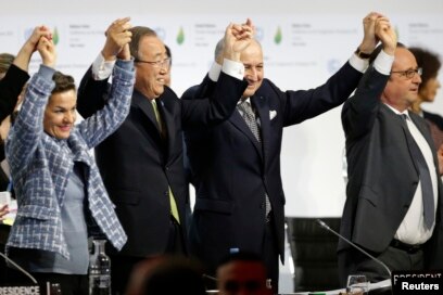 COP21 sign agreement