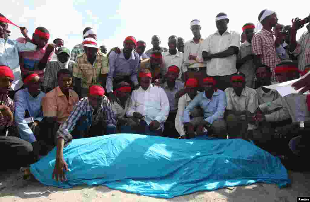 Похороны сомалийского журналиста Абдисалана Хасана, застреленного в Могадишо