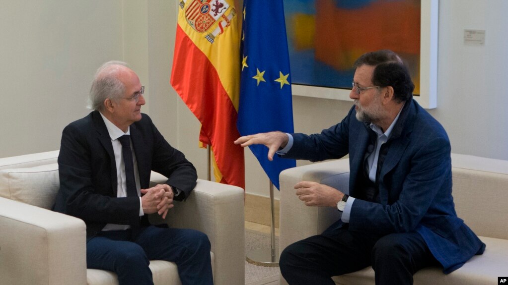 El ex alcalde de Caracas, Antonio Ledezma (izq.) conversa con el Presidente del gobierno español Mariano Rajoy en el Palacio de Moncloa en Madrid. Nov. 18, 2017