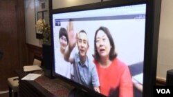 709 律師李和平和兩位709太太通過Skype向大家致意資料照。
