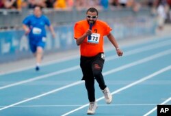 지난해 4월 미국 아이오와주 디모인에서 열린 스페셜 올림픽 400미터 릴레이 경기에서 로버트 화이트 선수가 바통을 들고 뛰고 있다.