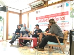 Kiri ke kanan: Musisi Ananda Badudu, Penyuluh Komnas HAM Sri Rahayu, Pegiat Pamflet Akbar Restu Fauzi, Bhagavad Sambadha dari Paguyuban Pulangnya Meeting, dan moderator Kania Mamonto dalam diskusi Akamsi (Anak Kampung Sini) Digital di Jakarta, Selasa (5/1