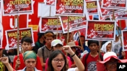 Manifestantes se dirige al palacio presidencial de Manila, Filipinas, durante la conmemoración del Día del Trabajo el martes, 1 de mayo, de 2018.