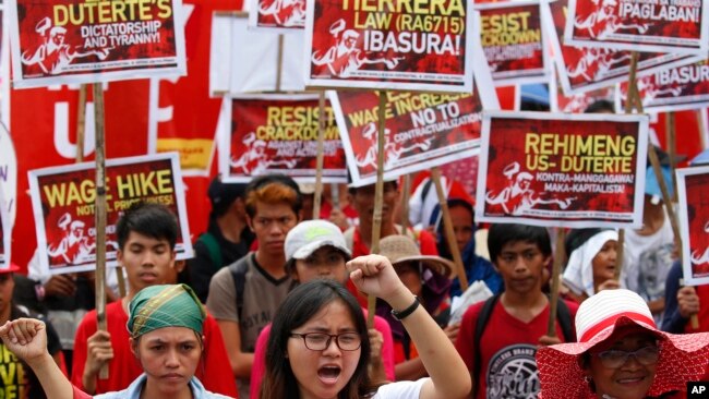 Manifestantes se dirige al palacio presidencial de Manila, Filipinas, durante la conmemoración del Día del Trabajo el martes, 1 de mayo, de 2018.