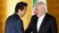 Thủ tướng Nhật Shinzo Abe bắt tay Ngoại trưởng Iran Mohammad Javad Zarif lúc bắt đâu cuộc họp song phương tại Yokohama, ngày 28/8/2019.