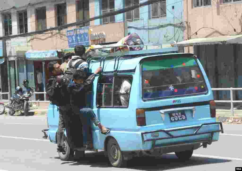 A microbus transports passengers as they try to bring normalcy to their lives in the aftermath of the earthquake, Tripreshwar, Kathmandu, April 27, 2015. (Bikas Rauniar/VOA)