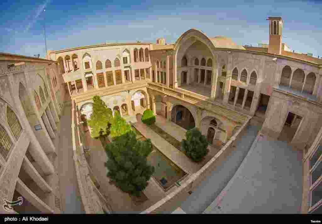 خانه تاریخی عباسی کاشان، این بنای تاریخی که در حدود سال&zwnj;های ۱۲۴۵ تا ۱۲۵۰ قمری توسط مرحوم سیدابراهیم تاجر کاشانی ساخته شده است.