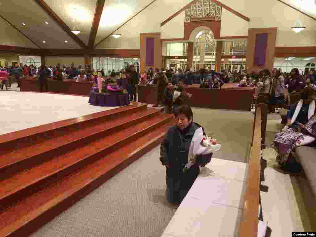 Una señora está arrodillada en una iglesia de Manassas, Virginia, el 12 de diciembre, en el Día de la Virgen de Guadalupe.&nbsp; Foto: Mitzi Macias- VOA