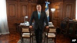 ARCHIVO - El presidente guatemalteco, Bernardo Arévalo, posa para una foto en el Palacio Nacional en Ciudad de Guatemala, el 20 de junio de 2024. 