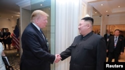 Pemimpin Korea Utara Kim Jong Un berjabat tangan dengan Presiden AS Donald Trump selama Korea Utara-AS kedua. KTT di Hanoi, dalam foto ini dirilis pada 1 Maret 2019, oleh Kantor Berita Pusat Korea Utara. (Foto: Reuters)