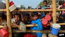 Pengungsi Rohingya menunggu pembagian bantuan makanan di camp penampungan pengungsi Thankhali, distrik Ukhia, Bangladesh, 12 Januari 2018. (Foto: dok).