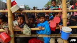 Rohingya refugees wait for food aid at Thankhali refugee camp in Bangladesh's Ukhia district on January 12, 2018. (AFP PHOTO / Munir UZ ZAMAN)