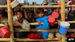 Anak-anak Rohingya antri pembagian makanan di kamp pengungsi Thankhali di Ukhia, Bangladesh (foto: dok). 