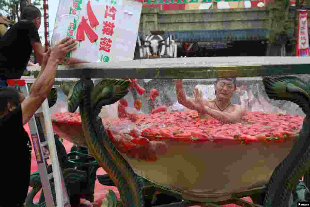 Seorang pria mengikuti lomba makan cabai di kota Ningxiang, Hunan, China.