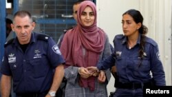 Perempuan warga Turki, Ebru Ozkan (tengah), saat dibawa ke pengadilan militer Israel di dekat Migdal, Israel, Minggu (8/7). 