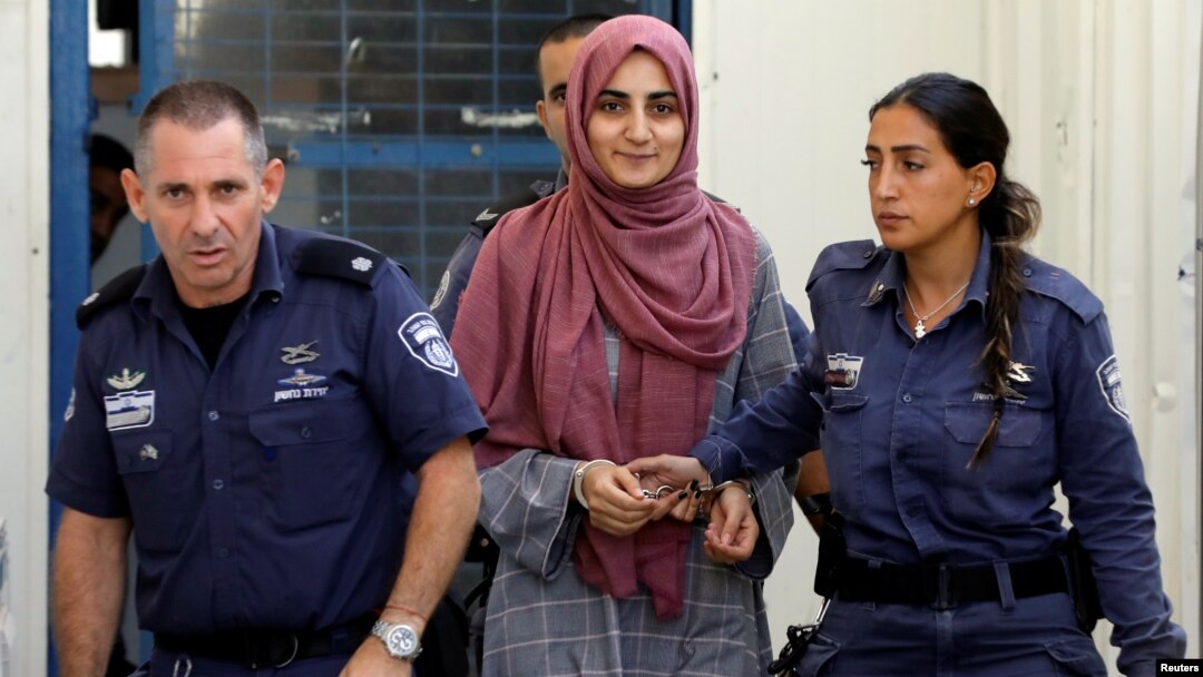 Perempuan Turki, Ebru Ozkan (tengah), ditahan oleh pihak berwenang Israel di bandara Tel Aviv, bulan Juni 2018 lalu.